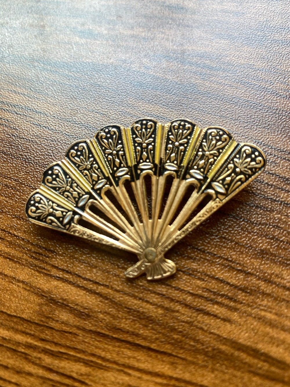 Damascene-style floral Hand Fan Accent Pin in Gold